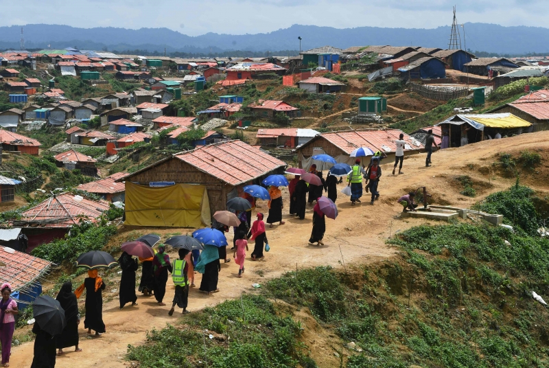 Grandes acampamentos em Bangladesh recebem os refugiados