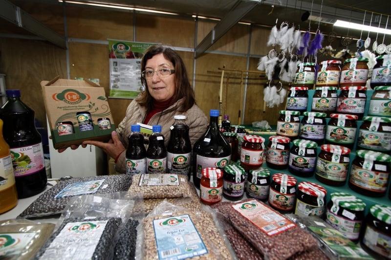Eunira Carraro mostra diversidade de itens fabricados na agroindústria 
