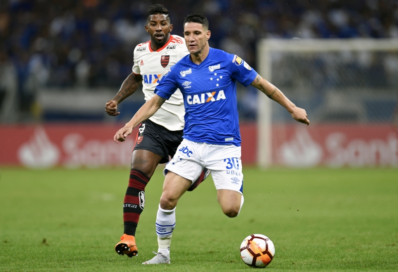 Cruzeiro de Thiago Neves perdeu a partida para o Flamengo de Rodinei, mas garantiu a classificação
