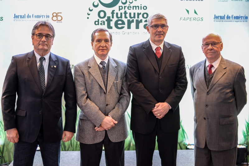 Gedeão Pereira, da Farsul, Mércio Tumelero, presidente do JC, Joel 
Queiroz de Lima, do Bradesco, e Odacir Klein secretário da Agricultura 