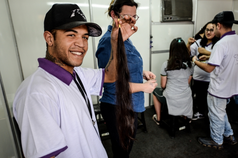 A t&eacute;cnica usada pelo King Hair elimina volume, n&atilde;o comprimento Foto: MATHEUS PICCINI/ESPECIAL/JC