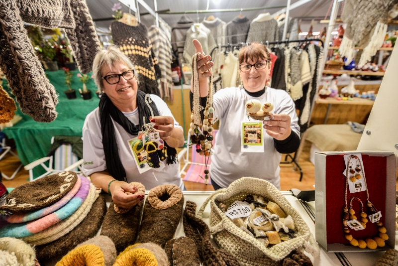 Susana e Ida dizem que as pantufas s&atilde;o as campe&atilde;s de vendas Foto: MATHEUS PICCINI/ESPECIAL/JC