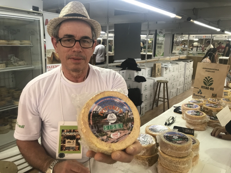 Eduardo Melo ostenta o queijo que � maturado em cave e esgotou na feira este ano