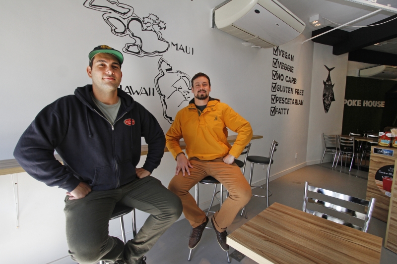 {'nm_midia_inter_thumb1':'https://www.jornaldocomercio.com/_midias/jpg/2018/08/29/206x137/1_lp_290818___poke__15_-8454279.jpg', 'id_midia_tipo':'2', 'id_tetag_galer':'', 'id_midia':'5b86ca3b1059a', 'cd_midia':8454279, 'ds_midia_link': 'https://www.jornaldocomercio.com/_midias/jpg/2018/08/29/lp_290818___poke__15_-8454279.jpg', 'ds_midia': 'Entrevista com s&oacute;cios do Poke House da Cidade Baixa.  Na foto: Nedal Ahmad Abdelmuti e Antonio Freire', 'ds_midia_credi': 'LUIZA PRADO/JC', 'ds_midia_titlo': 'Entrevista com s&oacute;cios do Poke House da Cidade Baixa.  Na foto: Nedal Ahmad Abdelmuti e Antonio Freire', 'cd_tetag': '1', 'cd_midia_w': '800', 'cd_midia_h': '533', 'align': 'Left'}