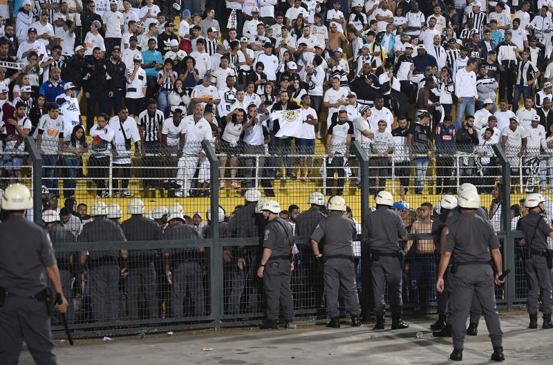 Confronto entre policiais e torcedores marcou negativamente o jogo entre Santos e Independiente