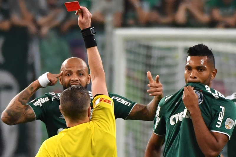 Felipe Melo recebeu o cartão vermelho depois de entrada dura