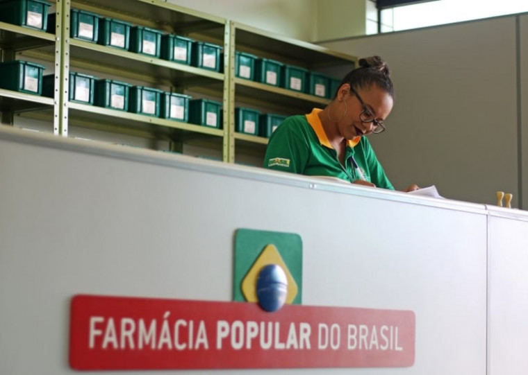 Segundo a investigação, o grupo usava indevidamente nomes e CPFs de terceiros para simular a venda fictícia de medicamentos e obter benefícios do programa