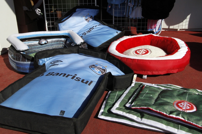 Bercinhos, caminhas e tapetinhos s&atilde;o produzidos pela Petlux Foto: MARCELO G. RIBEIRO/JC