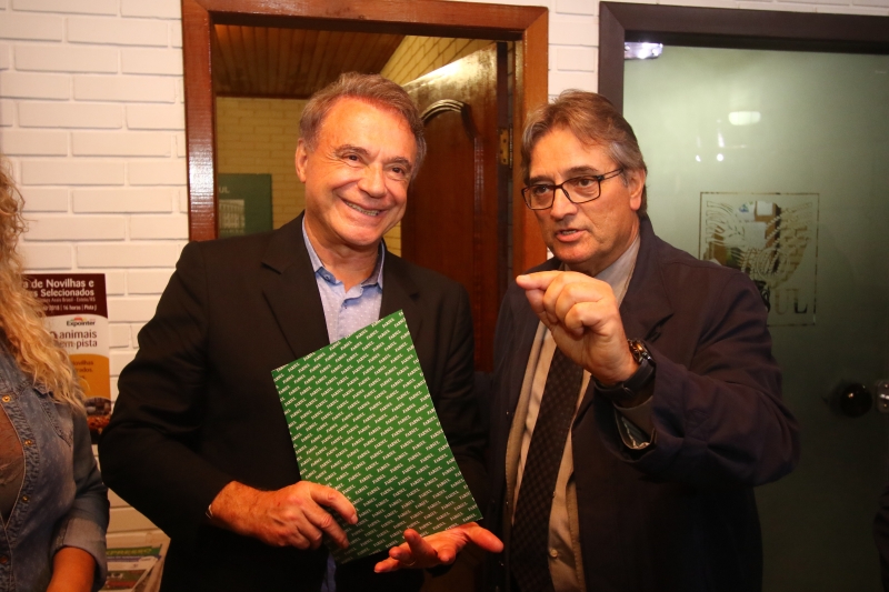Alvaro Dias (e) recebeu de Gedeão Pereira (e) pauta de reivindicações da Farsul
