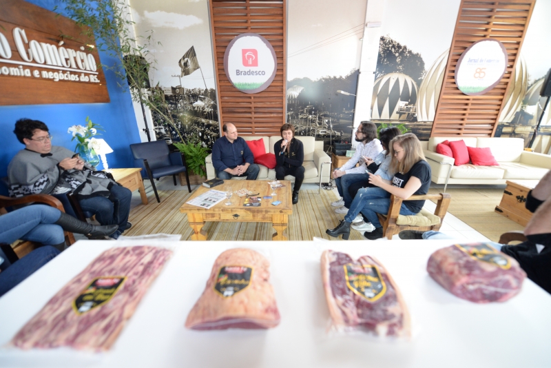 Almo&ccedil;o em comemora&ccedil;&atilde;o dos tr&ecirc;s anos do Gera&ccedil;&atilde;o E.  Foto: FOTOS MATHEUS PICCINI/ESPECIAL/JC