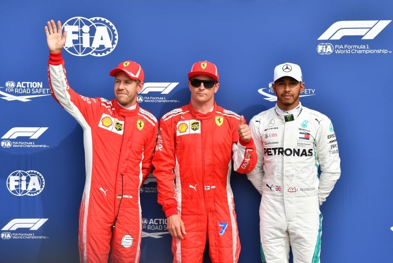 Raikkonen (c) voltou à pole position depois de muito tempo e fez a volta mais veloz da história da F1