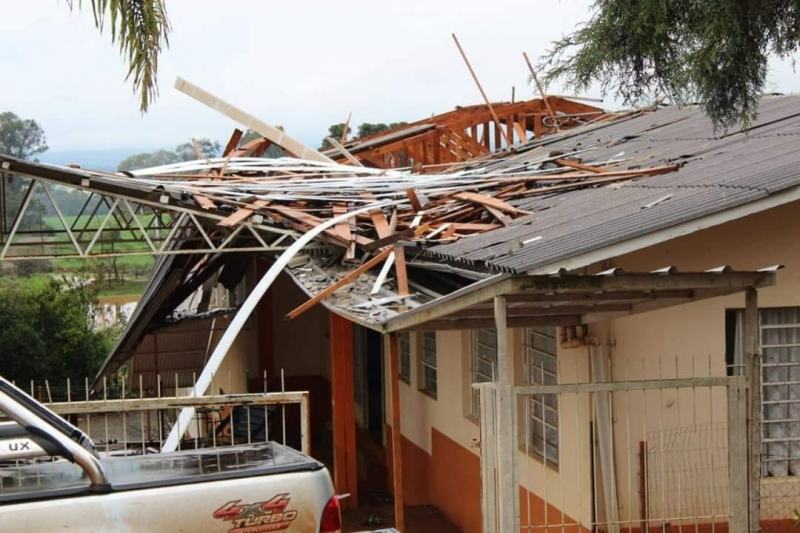 Propriedade rural foi destruída pela chuva em Vila Lângaro