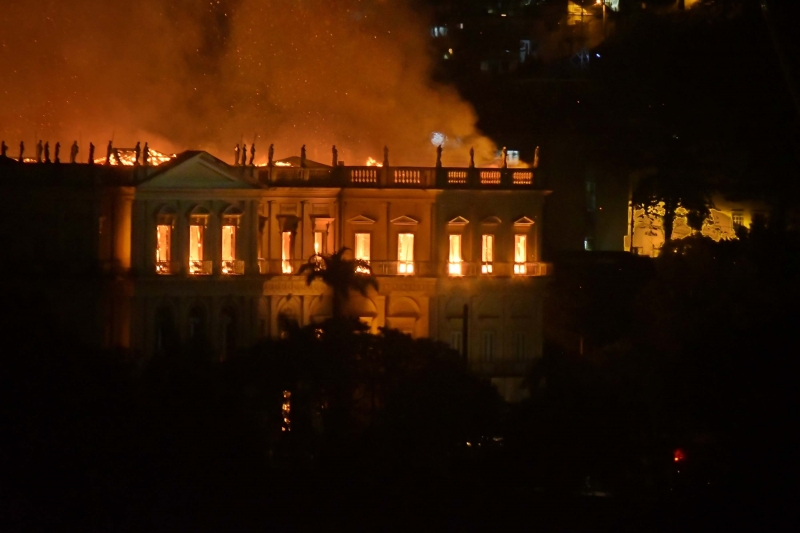 Incêndio no Museu Nacional começou na noite de se domingo destruindo acervo  