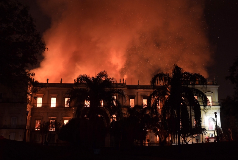 Palácio foi destruído por um incêndio em 2 de setembro do ano passado