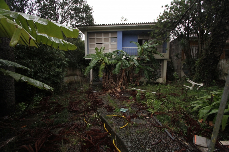 Casa de Danúbio Gonçalves, no bairro Petrópolis, sofre com o abandono