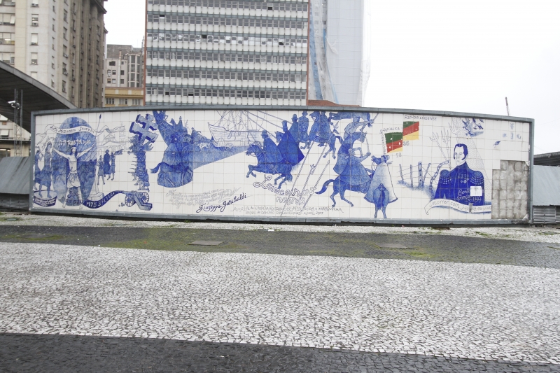 Obra criada por Danúbio pode ser vista no exterior da Estação Mercado da Trensurb (foto pode ir para outra página)