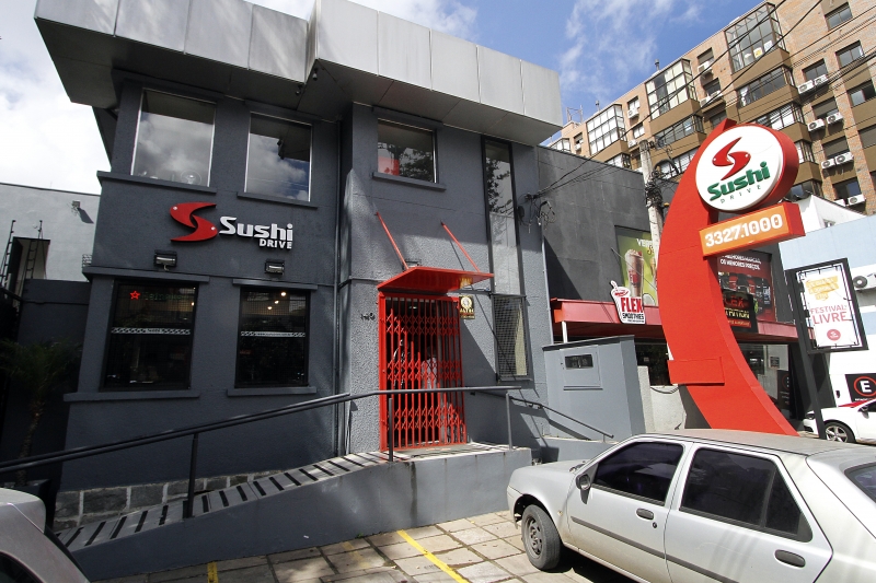 {'nm_midia_inter_thumb1':'https://www.jornaldocomercio.com/_midias/jpg/2018/09/04/206x137/1_mgr040918sushi_drive013-8462840.jpg', 'id_midia_tipo':'2', 'id_tetag_galer':'', 'id_midia':'5b8ea7adab7d9', 'cd_midia':8462840, 'ds_midia_link': 'https://www.jornaldocomercio.com/_midias/jpg/2018/09/04/mgr040918sushi_drive013-8462840.jpg', 'ds_midia': 'Pol&iacute;cia lacra Sushi Drive por irregularidades com produtos sem conserva&ccedil;&atilde;o.  Fotos da fachada do estabelecimento', 'ds_midia_credi': 'MARCELO G. RIBEIRO/JC', 'ds_midia_titlo': 'Pol&iacute;cia lacra Sushi Drive por irregularidades com produtos sem conserva&ccedil;&atilde;o.  Fotos da fachada do estabelecimento', 'cd_tetag': '1', 'cd_midia_w': '800', 'cd_midia_h': '533', 'align': 'Left'}