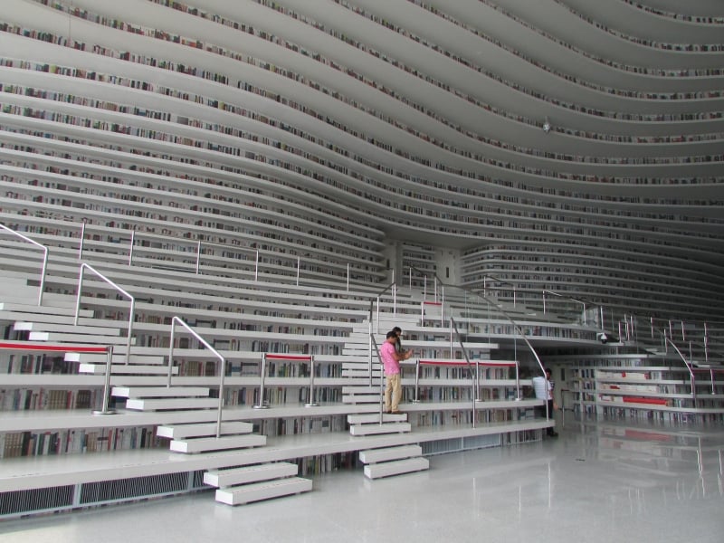 'livros' que chamam a aten��o nas fotos s�o, na verdade, reprodu��es dos dorsos das obras