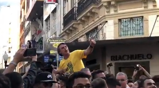 Bolsonaro estava sendo carregado por apoiadores durante campanha