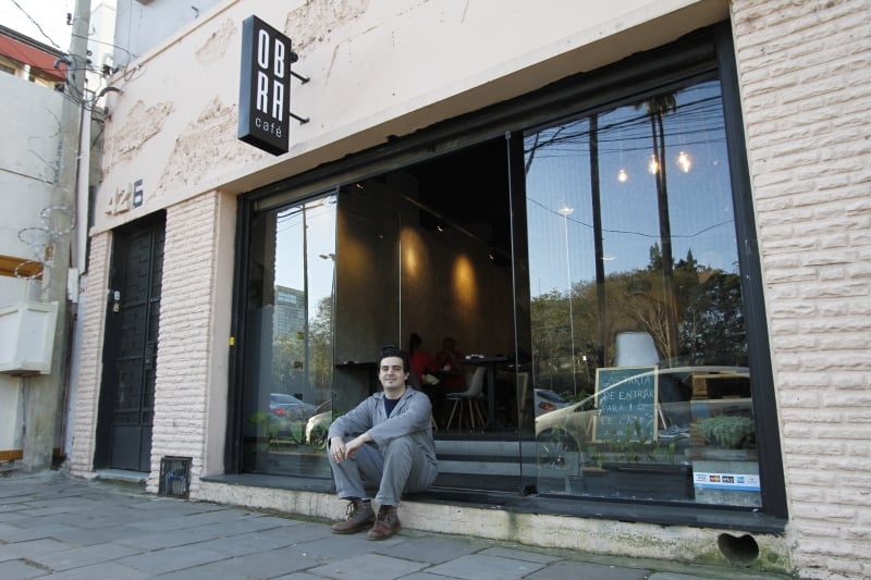 F&aacute;bio Antunes se inspirou no universo da constru&ccedil;&atilde;o: equipe trabalha de macac&atilde;o e h&aacute; o sandu&iacute;che mascate Foto: MARIANA CARLESSO/JC