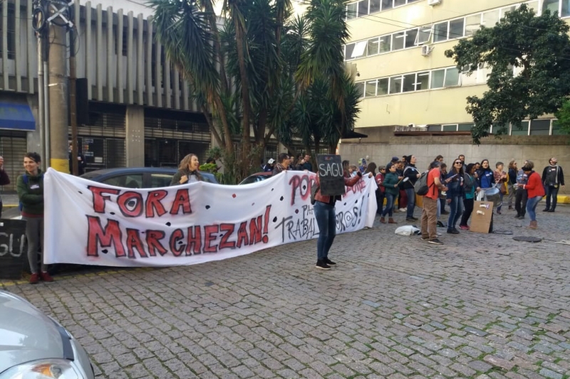 Servidores participaram do ato em frente a prédio localizado no bairro Rio Branco 