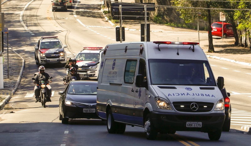 Candidato foi levado para o hospital Albert Einstein após levar facada durante ato de campanha