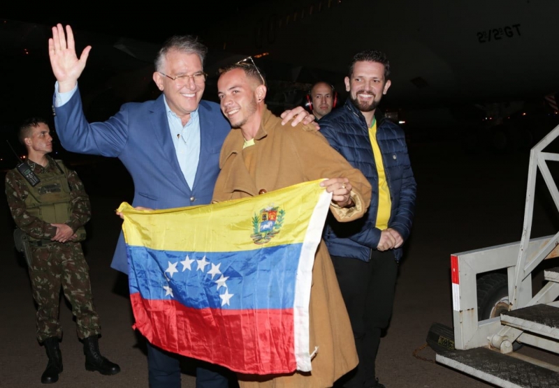 {'nm_midia_inter_thumb1':'https://www.jornaldocomercio.com/_midias/jpg/2018/09/07/206x137/1_venezuelanos3-8467431.jpg', 'id_midia_tipo':'2', 'id_tetag_galer':'', 'id_midia':'5b92c5e7c019f', 'cd_midia':8467431, 'ds_midia_link': 'https://www.jornaldocomercio.com/_midias/jpg/2018/09/07/venezuelanos3-8467431.jpg', 'ds_midia': 'Refugiados Venezuela - Transporte de Roraima a estados - FAB - ministro Alberto Beltrame, ministro de Desenvolvimento Social ', 'ds_midia_credi': 'MDS/DIVULGAÇÃO/JC', 'ds_midia_titlo': 'Refugiados Venezuela - Transporte de Roraima a estados - FAB - ministro Alberto Beltrame, ministro de Desenvolvimento Social ', 'cd_tetag': '1', 'cd_midia_w': '800', 'cd_midia_h': '556', 'align': 'Left'}