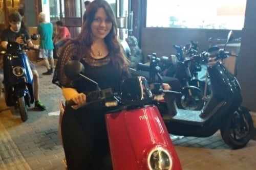 {'nm_midia_inter_thumb1':'https://www.jornaldocomercio.com/_midias/jpg/2018/09/05/206x137/1_conexao_china_renata_vieira_optou_por_scooter_eletrica_para_se_locomover_por_pequim__arquivo_pessoal-8465269.jpg', 'id_midia_tipo':'2', 'id_tetag_galer':'', 'id_midia':'5b96b9753eb0f', 'cd_midia':8468419, 'ds_midia_link': 'https://www.jornaldocomercio.com/_midias/jpg/2018/09/10/500x333/1_conexao_china_renata_vieira_optou_por_scooter_eletrica_para_se_locomover_por_pequim__arquivo_pessoal-8465269.jpg', 'ds_midia': 'Renata Reis comprou uma scooter que consegue abastecer em casa ', 'ds_midia_credi': 'ARQUIVO PESSOAL/DIVULGA&Ccedil;&Atilde;O/JC', 'ds_midia_titlo': 'Renata Reis comprou uma scooter que consegue abastecer em casa ', 'cd_tetag': '1', 'cd_midia_w': '500', 'cd_midia_h': '333', 'align': 'Left'}