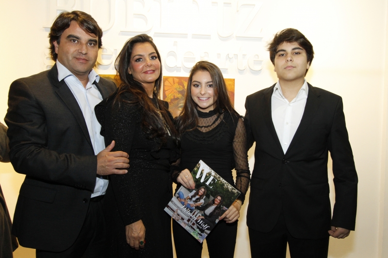 Miguel Couto e Débora Wolf com os filhos Marcela e João Vitor Wolf Couto no lançamento da revista WE