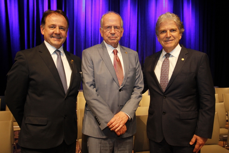 Niveo Steffen, Alfredo Guilherme Englert, provedor da Santa Casa, e Gilberto Schwartsmann