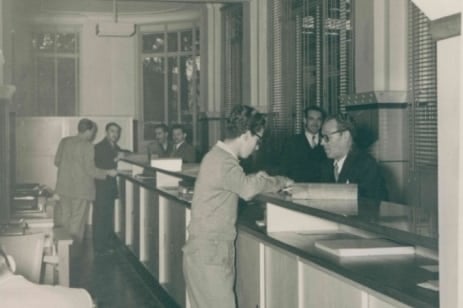 Interior da agência São João, em 1954, primeira agência urbana de Porto Alegre