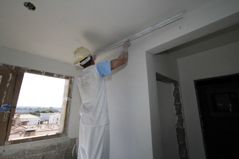 Há vagas para pintores, pedreiros e azulejistas com experiência comprovada