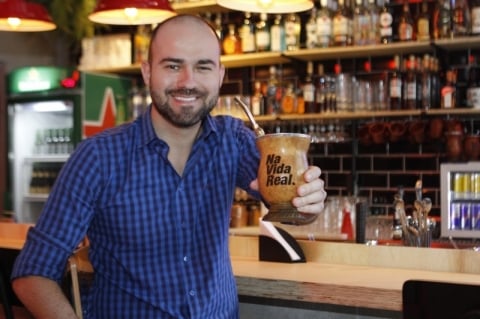 Alexandre Godoy � um dos s�cios que tocam o Na Vida Real