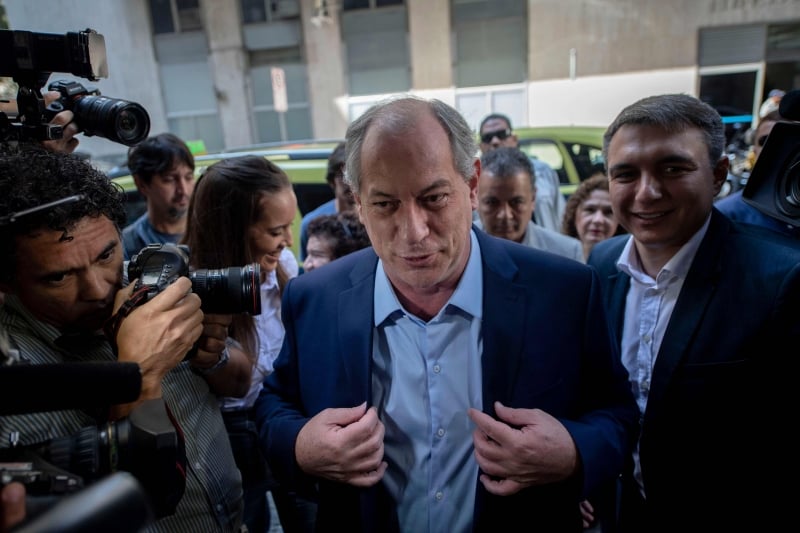 Presidential candidate Ciro Gomes (C) for the Democratic Labour Party (PDT), arrives at the Brazilian Science Academy in downtown Rio de Janeiro, Brazil on September 13, 2018. (Photo by Mauro Pimentel / AFP)
      Caption