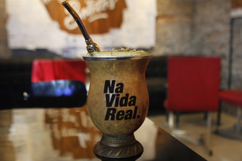 Bebida contém espuma de erva-mate, xarope, cidra e cachaça de butiá Foto: LUIZA PRADO/JC