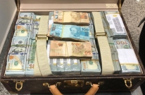 Receita e Polícia Federal apreendem dólares com delegação da Guiné Equatorial
