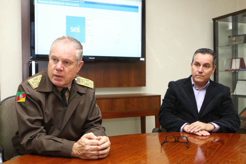 Para Mendes (esquerda) e Macedo, benefícios do sistema são imensuráveis 