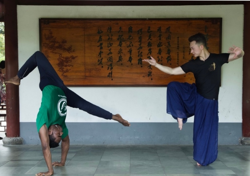 Embaixada brasileira em Pequim apresentou em pré-estreia documentário de curta-metragem mostrando o encontro de capoeiristas e lutadores de kung fu.