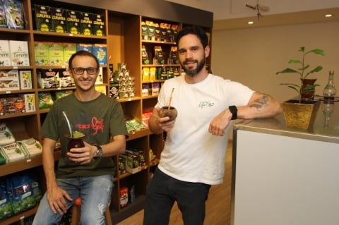 Domingos Ferraro e Guilherme Schaurich abriram a Mercearia do Mate