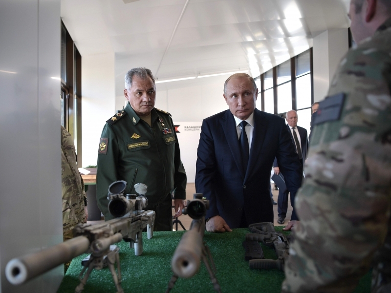 Anúncio do ministro da Defesa da Rússia Sergei Shoigu (d) gerou reação de Netanyahu