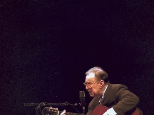 Jo&atilde;o Gilberto no &uacute;ltimo show que fez em Porto Alegre, em 2001, no Teatro do Sesi (escolher uma das op&ccedil;&otilde;es)