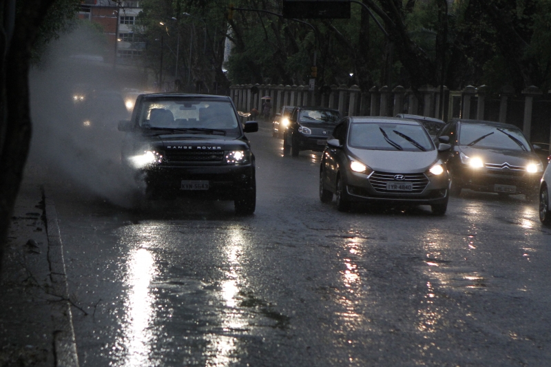 Água acumulada prejudicou motoristas nas vias da Capital