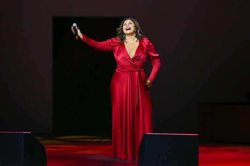 Apresentação da cantora acontece no Teatro do Bourbon Country, a partir das 21h desta sexta