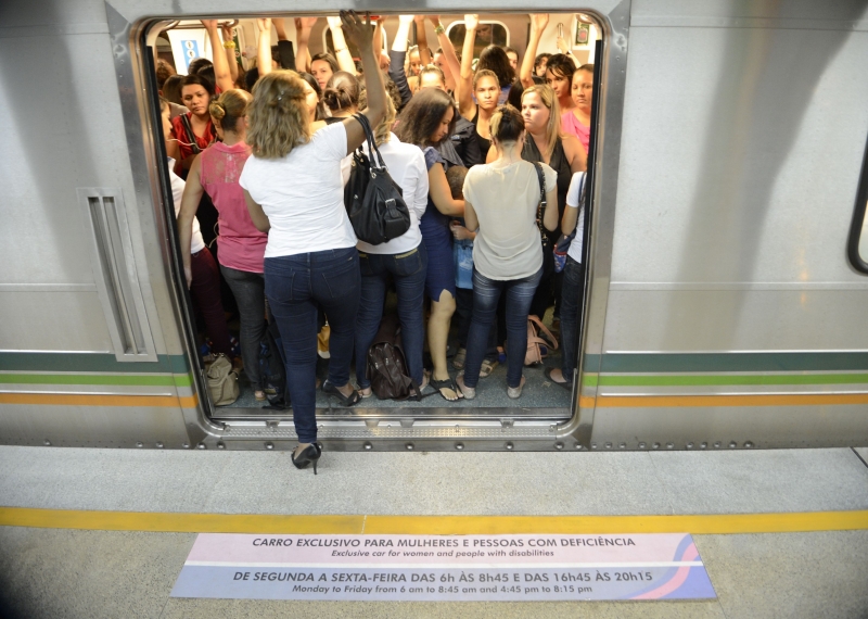 Cidades como Brasília desenvolveram vagões exclusivos para mulheres no metrô