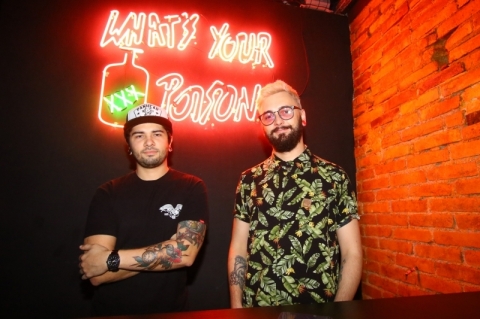 Bar de Porto Alegre inova ao misturar luzes neon e arcades