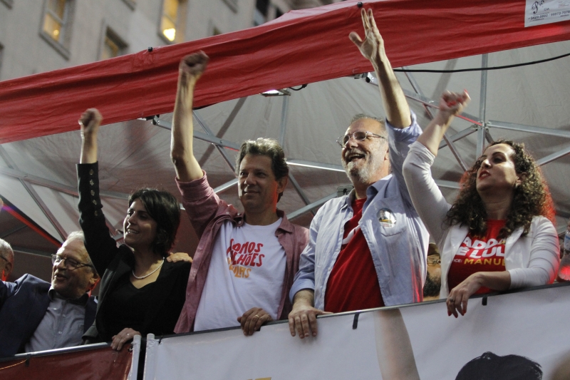 Haddad e Rossetto reuniram militância no Largo Glênio Peres