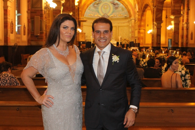 Giovana Bartelle Velloso e Guilherme Velloso no casamento de Juliano Pandolfo e Janaína Nardes na Santa Teresinha