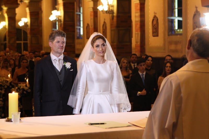 ALIANÇAS - Legenda 1: Os noivos Juliano Pandolfo e Janaína Nardes na paróquia Santa Teresinha