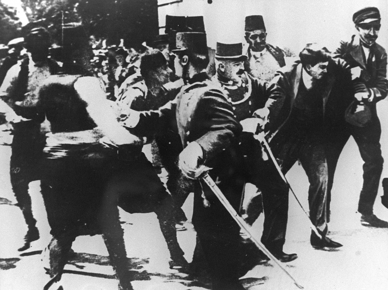 Sérvio Gavrilo Princip (2º da direita para a esquerda) é preso após o assassinato do arquiduque Francisco Ferdinando e sua esposa