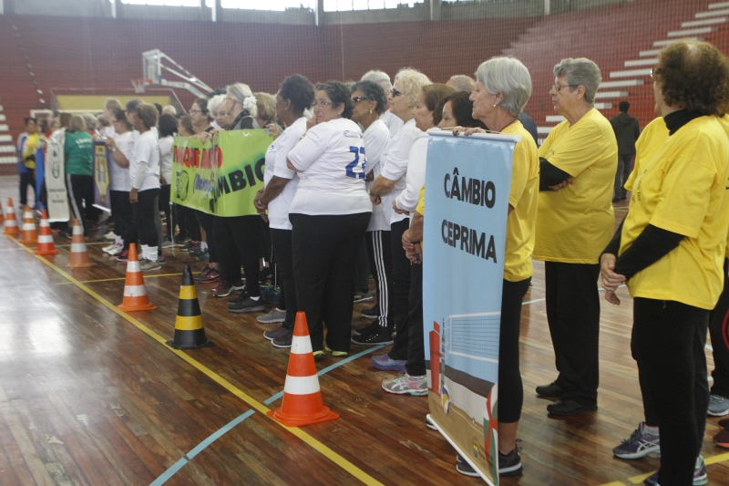 Idosos participaram dos jogos no Tesourinha, onde também teve protesto contra saída de professores